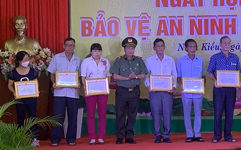 Lãnh đạo Công an thành phố Cần Thơ tặng giấy khen cho tập thể có nhiều đóng góp trong phong trào toàn dân bảo vệ an ninh Tổ quốc.