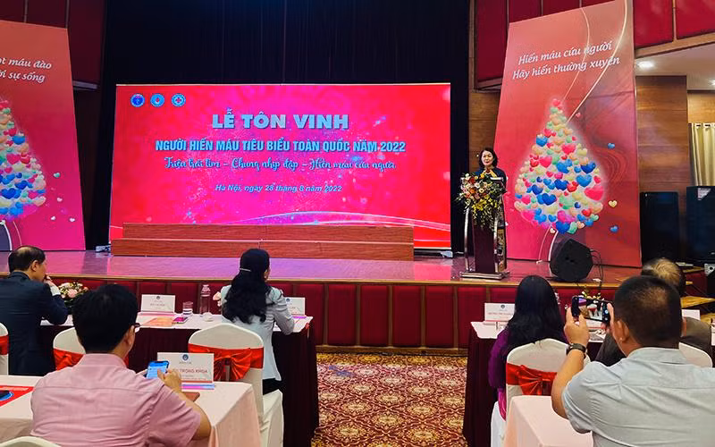 Chủ tịch Trung ương Hội Chữ thập đỏ Việt Nam Bùi Thị Hòa phát biểu tại buổi lễ.