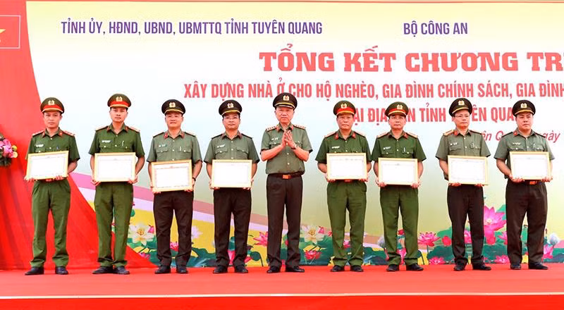 Đại tướng Tô Lâm, Ủy viên Bộ Chính trị, Bộ trưởng Công an trao bằng khen cho các tập thể có thành tích xuất sắc trong thực hiện Đề án xóa nhà ở tạm, dột nát cho hộ nghèo trên địa bàn tỉnh Tuyên Quang.