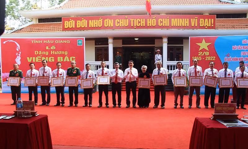 Tặng Huy hiệu Đảng cho các đồng chí cao niên tuổi Đảng.