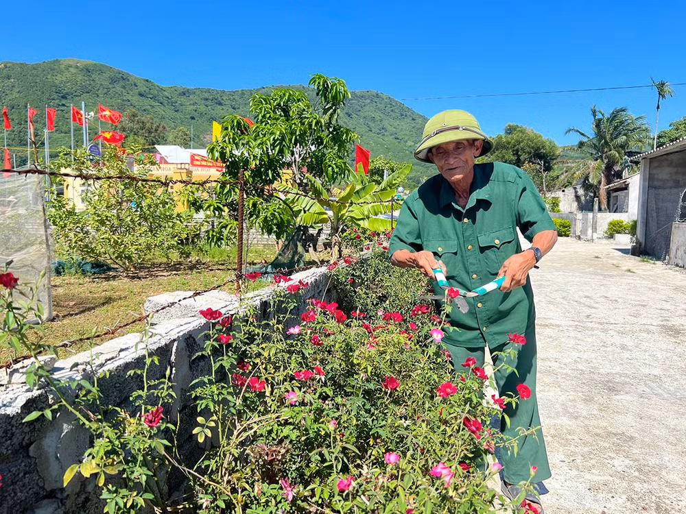 Ông Huy luôn gương mẫu trong các hoạt động chăm sóc đường làng ngõ xóm.