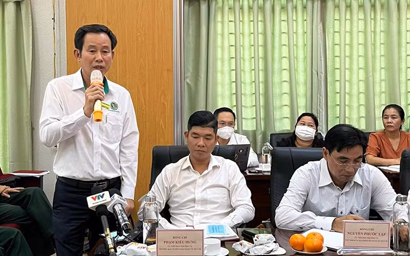 Nhiều cán bộ, nhân viên y tế có ý kiến, chia sẻ tại buổi gặp gỡ.