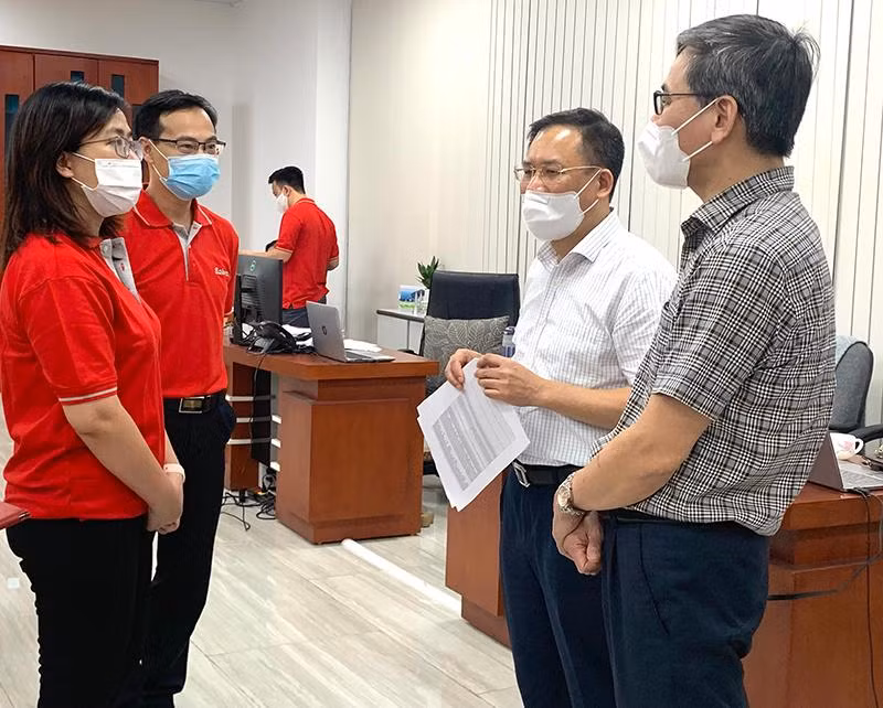 Cơ quan Bảo hiểm xã hội kiểm tra việc thực hiện chi trả hỗ trợ người lao động từ Quỹ Bảo hiểm thất nghiệp tại doanh nghiệp. 