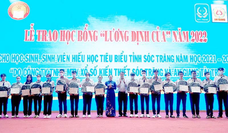 523 học sinh, sinh viên hiếu học tiêu biểu được nhận học bổng Lương Định Của 2022.