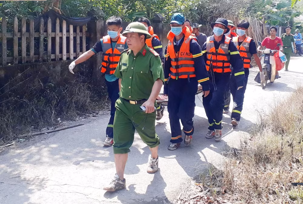 Lực lượng cứu hộ bàn giao thi thể nạn nhân cho gia đình an táng. (Ảnh: Báo Lào Cai)