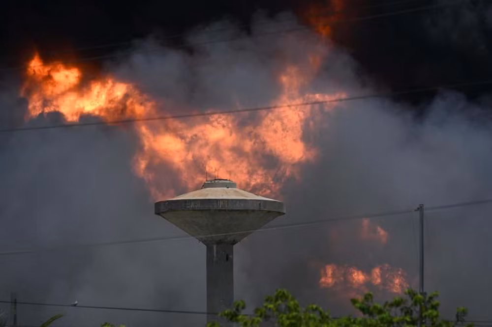 Vụ cháy xảy ra vào thời điểm Cuba đang gặp khó khăn trong việc giải bài toán nhu cầu năng lượng tăng cao trong mùa hè. Sự lỗi thời của 8 nhà máy nhiệt điện, các sự cố hỏng hóc, bảo trì theo lịch trình và thiếu nhiên liệu đã ảnh hưởng đến việc sản xuất điện tại đất nước Nam Mỹ. Trong ảnh, một trong những thùng dầu bốc cháy, vào ngày 6/8. (Ảnh: AFP)