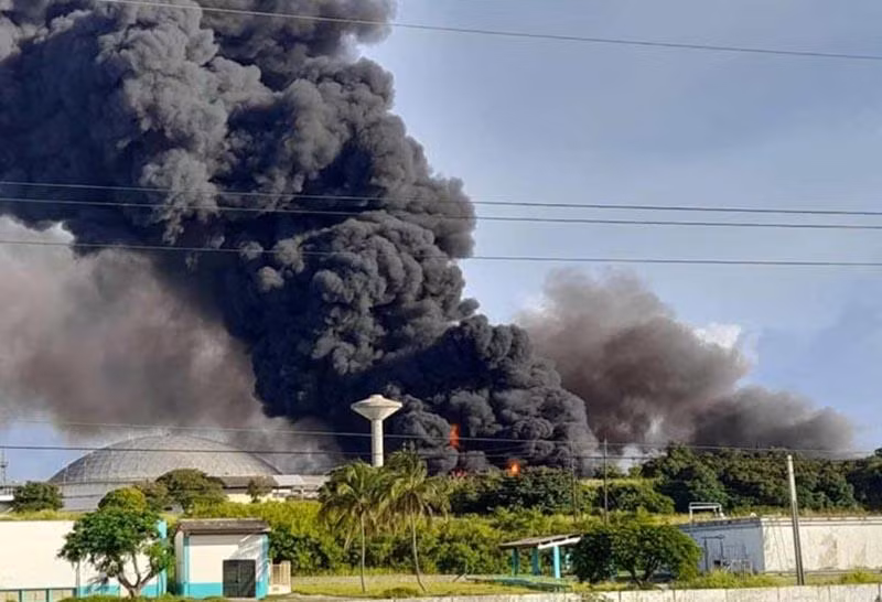 Hình ảnh đám cháy nhìn từ đường cao tốc trong Khu công nghiệp Matanzas.