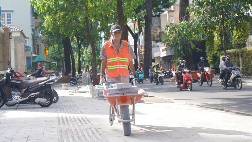 Công nhân tất bật thi công. Công nhân tất bật thi công.