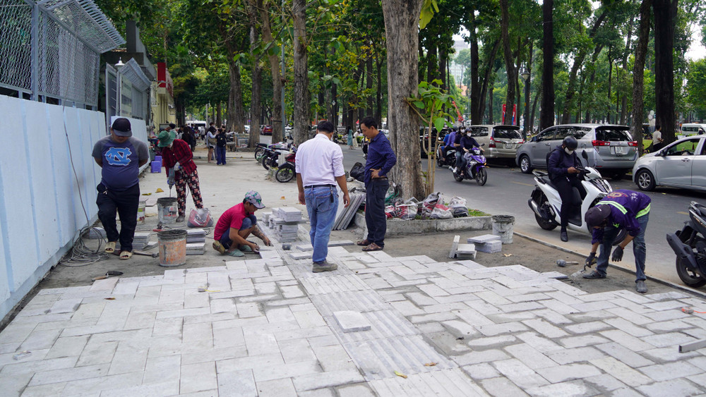 Tất cả các đơn vị đang tập trung thi công để hoàn thành trước dịp kỷ niệm 50 năm Ngày Giải phóng miền nam, thống nhất đất nước. Tất cả các đơn vị đang tập trung thi công để hoàn thành trước dịp kỷ niệm 50 năm Ngày Giải phóng miền nam, thống nhất đất nước.
