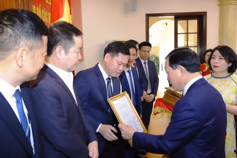 Phó Bí thư Thường trực Tỉnh ủy Thanh Hóa trao quyết định phân công nhiệm vụ mới cho các cán bộ.