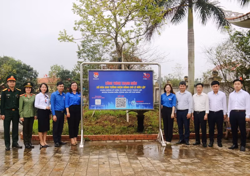 Các đại biểu khánh thành công trình số hóa, tưởng niệm đồng chí Lê Hữu Lập.