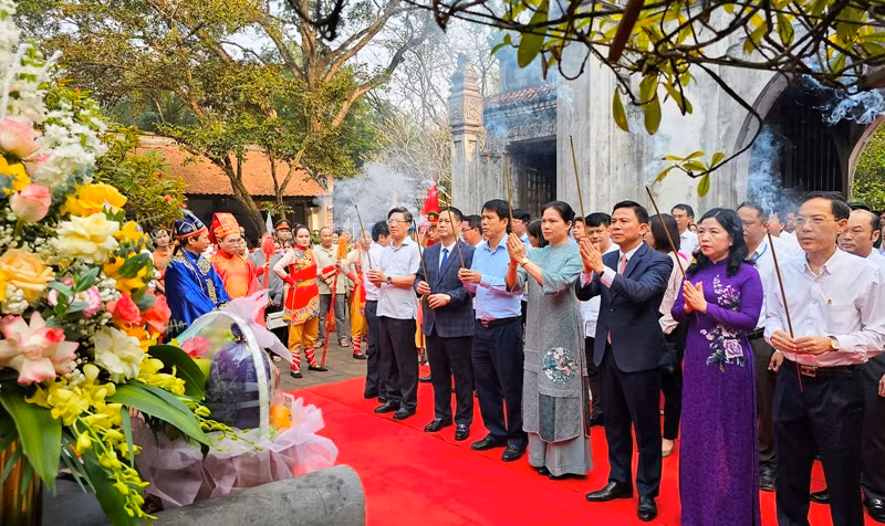 Các đại biểu dâng hương tri ân, khắc ghi công lao của Bà Triệu.