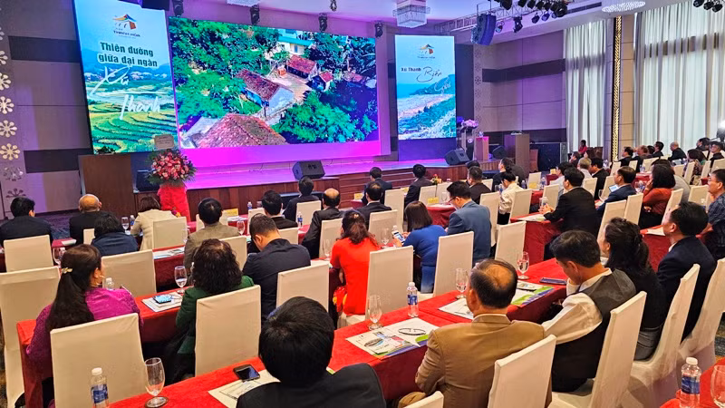 Các đại biểu xem giới thiệu sản phẩm du lịch ở Thanh Hóa.