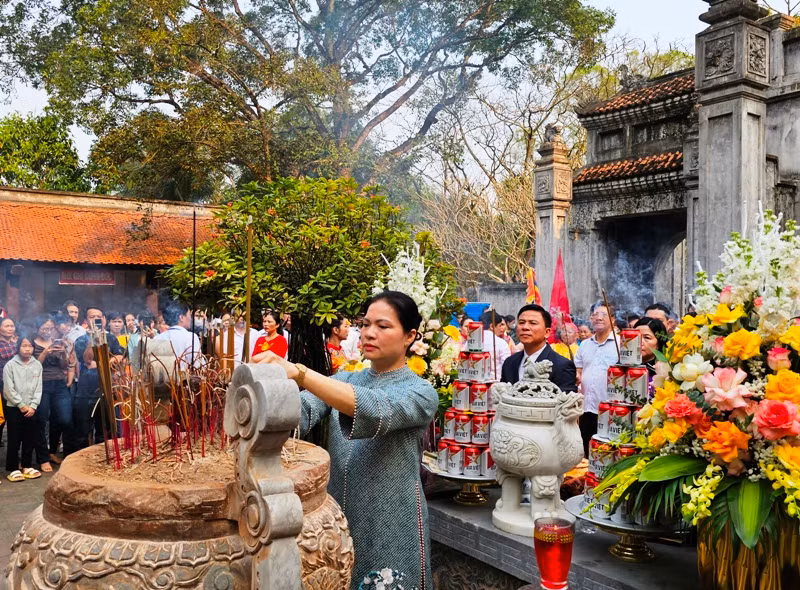 Chủ tịch Hội Liên hiệp phụ nữ Việt Nam dâng hương tưởng niệm Bà Triệu.