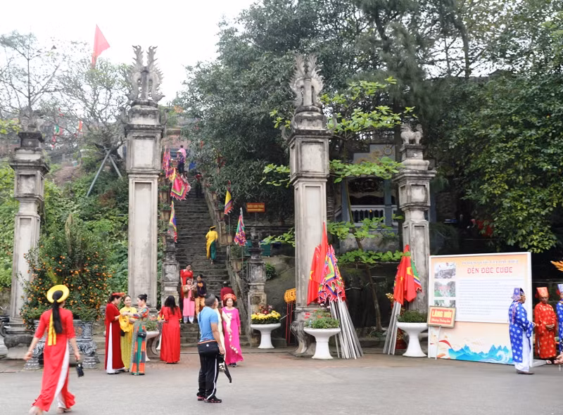 Tam quan dẫn lối lên Đền thờ Độc Cước.