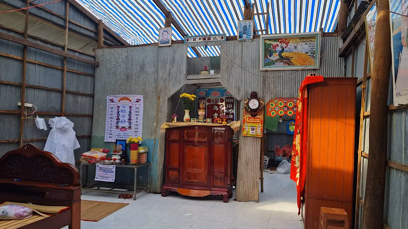 Mưa dông làm tốc mái nhà dân ở huyện Cờ Đỏ.