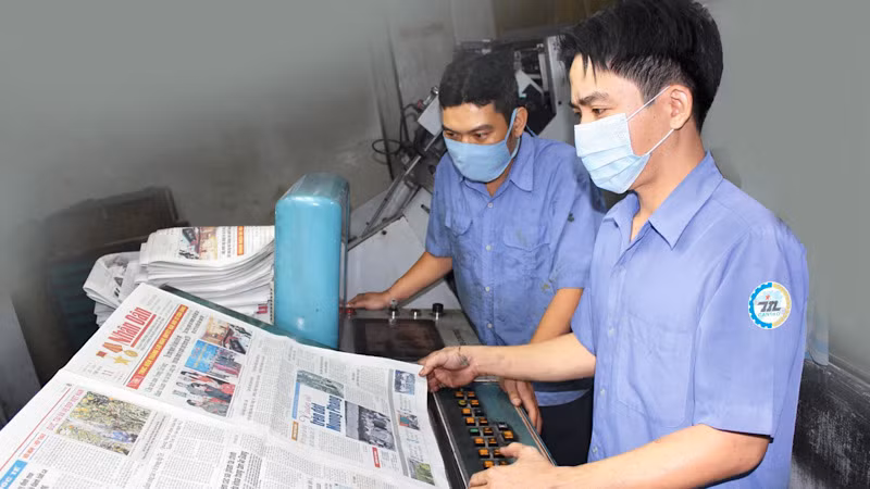 Công nhân Công ty Cổ phần In tổng hợp Cần Thơ kiểm tra bản in Báo Nhân Dân hằng ngày.