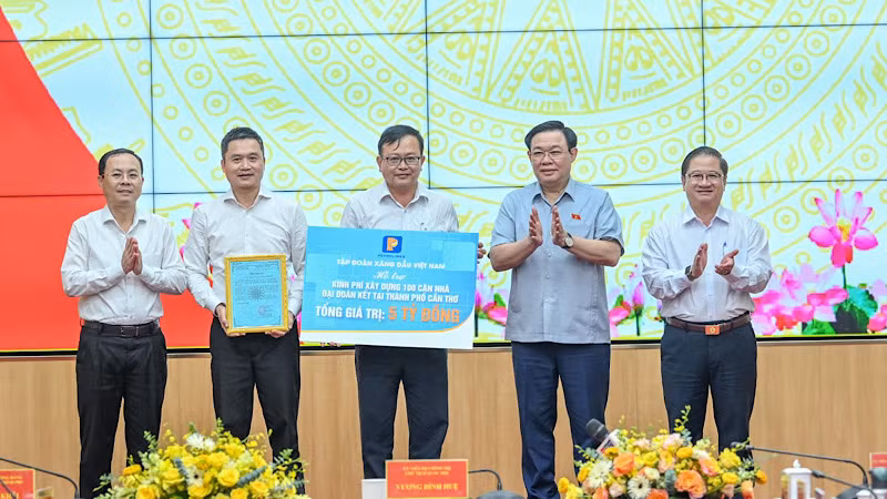 Chủ tịch Quốc hội Vương Đình Huệ và các đại biểu chứng kiến trao hỗ trợ xây nhà “Đại đoàn kết” của Tập đoàn Xăng dầu Việt Nam cho thành phố Cần Thơ. (Ảnh: DUY LINH)