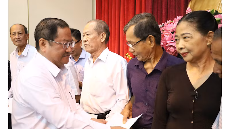 Lãnh đạo quận ủy Bình Thủy tặng quà cho người có công trên địa bàn.