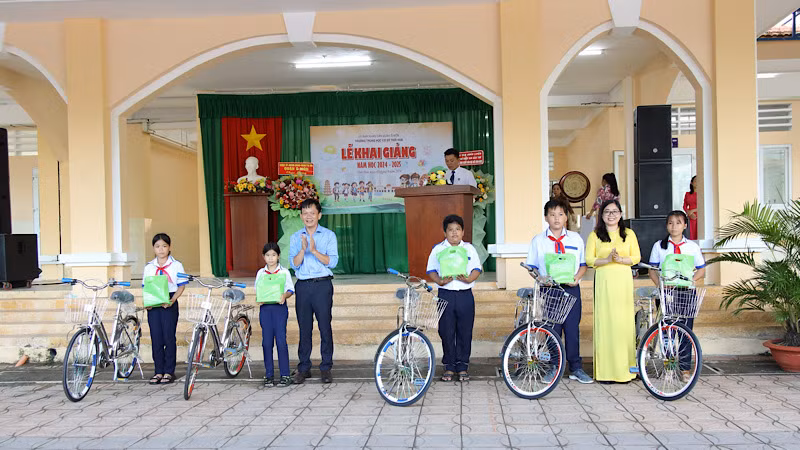 Trao xe đạp cho học sinh Trường THCS Thới Hòa, quận Ô Môn.