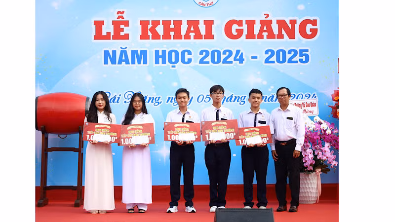 Trao học bổng tiếp sức đến trường cho học sinh Trường THPT chuyên Lý Tự Trọng.