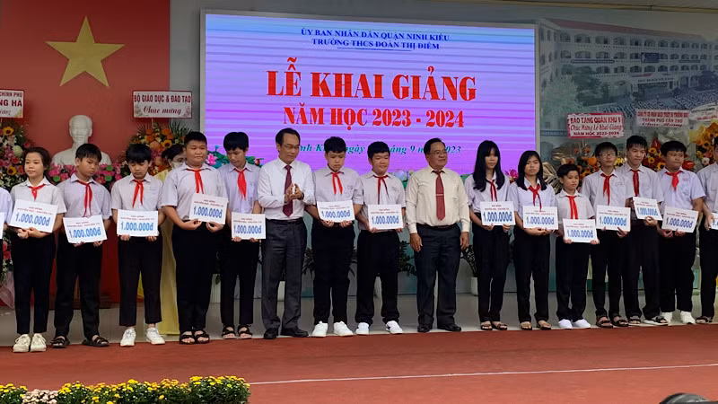 Hội Khuyến học thành phố Cần Thơ trao học bổng cho học sinh có hoàn cảnh khó khăn.