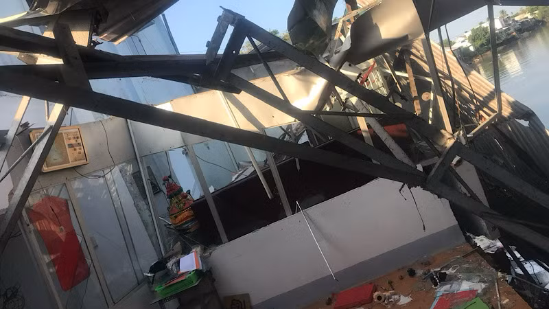 Nhà dân bị sạt lở xuống sông Trà Nóc.