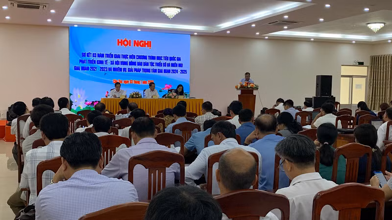 Đại biểu phát biểu ý kiến tham luận tại hội nghị