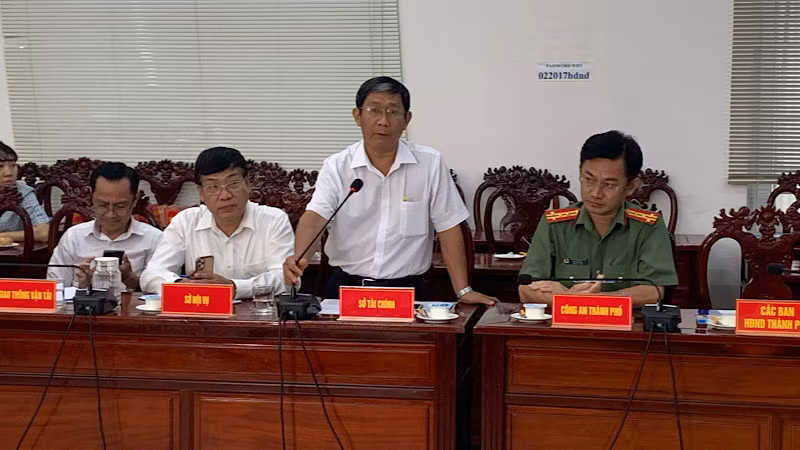 Lãnh đạo Sở Tài chính Cần Thơ thông tin tại buổi họp báo.