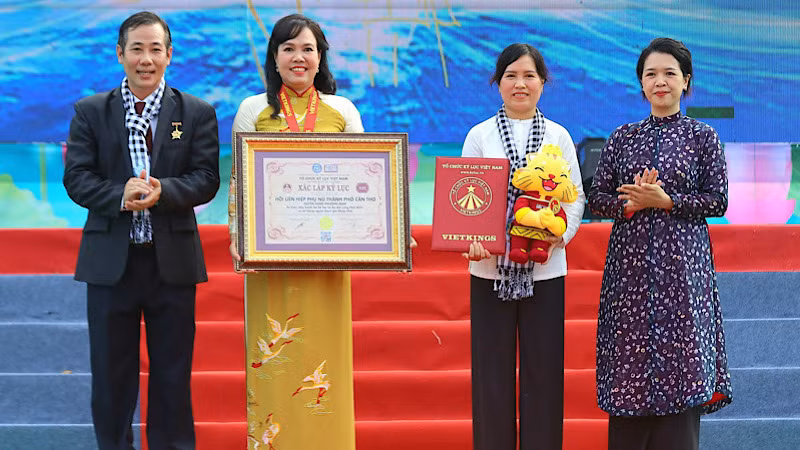 Tổ chức Kỷ lục Việt Nam trao bằng xác lập kỷ lục “Sự kiện diễu hành áo bà ba và áo dài cùng thời điểm có số lượng người tham gia đông nhất". Tổ chức Kỷ lục Việt Nam trao bằng xác lập kỷ lục “Sự kiện diễu hành áo bà ba và áo dài cùng thời điểm có số lượng người tham gia đông nhất".