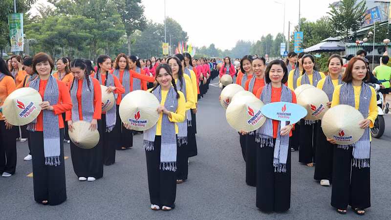 Chị em phụ nữ duyên dáng trong trang phục áo bà ba với nón lá tại lễ hội
