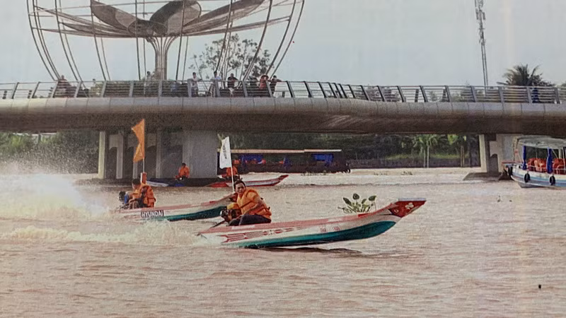 Tranh tài tại Giải đua xuồng vỏ Composite quốc gia Cần Thơ lần thứ 2.