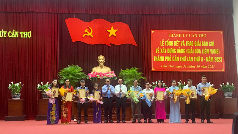 Ban tổ chức trao giải B cho các tác giả đạt giải.