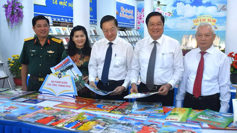 Các đại biểu tham quan các ấn phẩm báo Tết 2024.