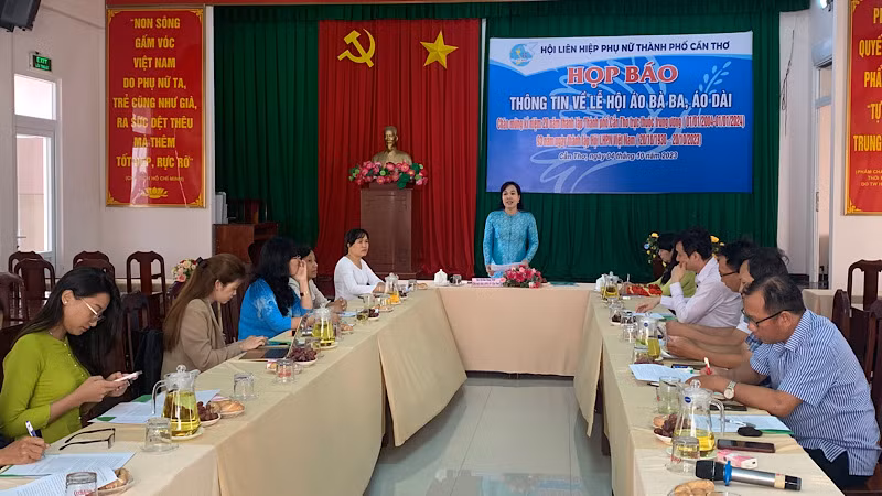 Quang cảnh buổi họp báo.