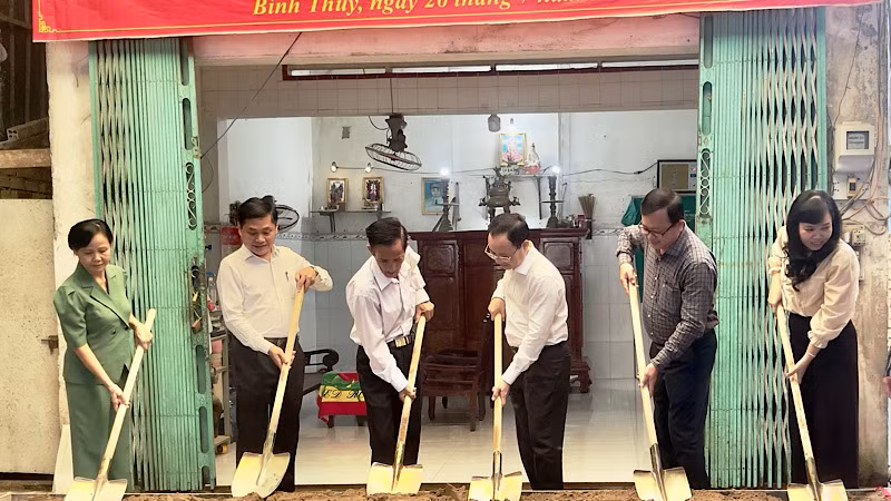 Lãnh đạo thành phố Cần Thơ khởi công xây dựng nhà tình nghĩa dịp 27/7 năm nay.