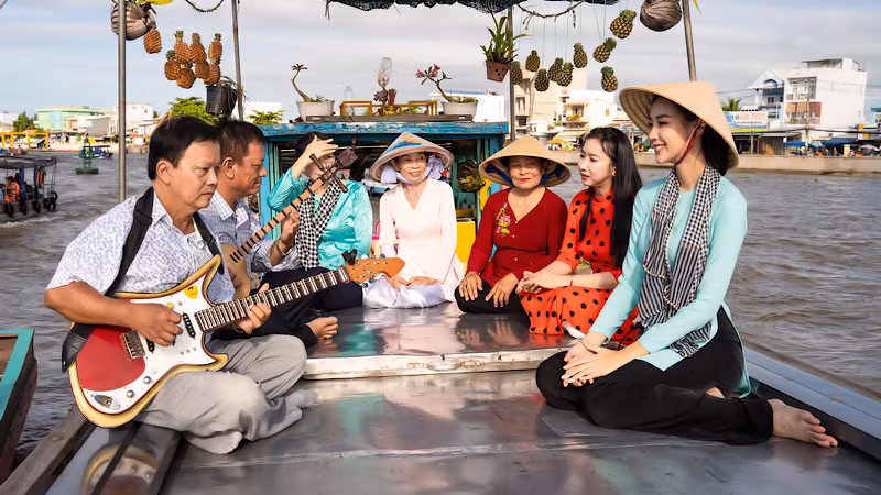 Biểu diễn đờn ca tài tử trên ghe ở chợ nổi Cái Răng.