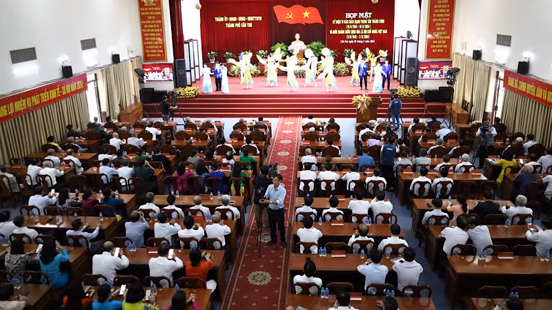 Một tiết mục văn nghệ chào mừng tại buổi họp mặt.