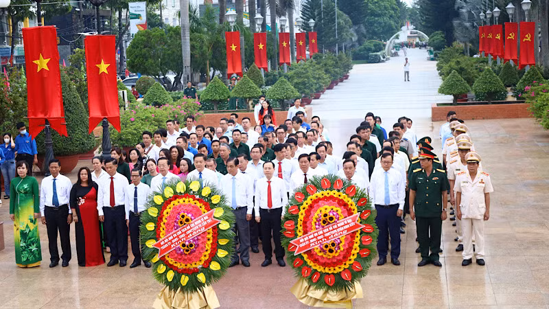 Lãnh đạo thành phố Cần Thơ dâng hoa Tượng đài Bác Hồ ở Bến Ninh Kiều dịp 2/9.