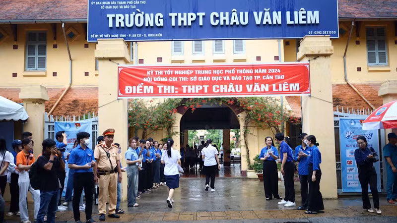 Thanh niên tình nguyện tiếp sức thí sinh tại điểm thi Trung học phổ thông Châu Văn Liêm.
