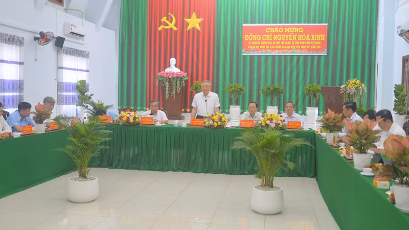 Đồng chí Nguyễn Hòa Bình phát biểu tại buổi làm việc