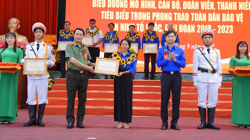 Lãnh đạo Bộ Công an và Trung ương Đoàn trao bằng khen cho các tập thể được tuyên dương