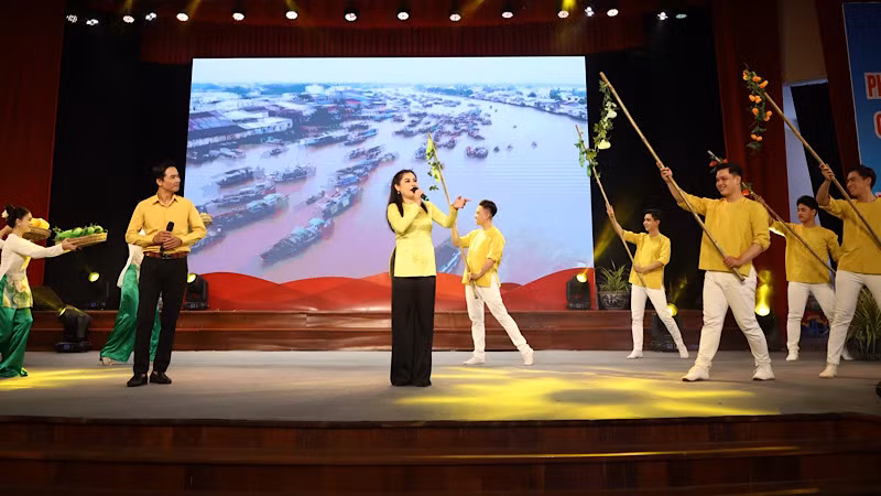 Nghệ sĩ Đoàn cải lương Tây Đô trình bày tác phẩm của cố soạn giả Viễn Châu.