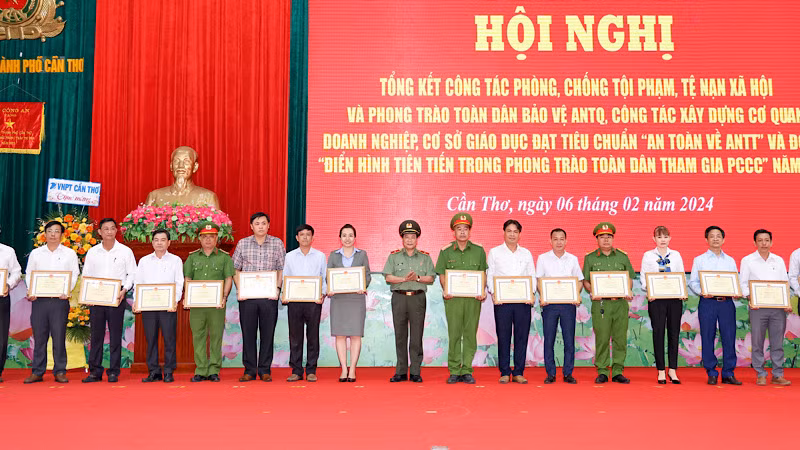Lãnh đạo Công an thành phố Cần Thơ trao Bằng khen của Ủy ban nhân dân thành phố cho các tập thể tại hội nghị.
