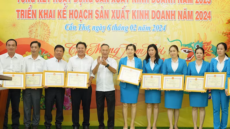 Công ty khen thưởng cho người lao động đạt thành tích xuất sắc năm 2023.