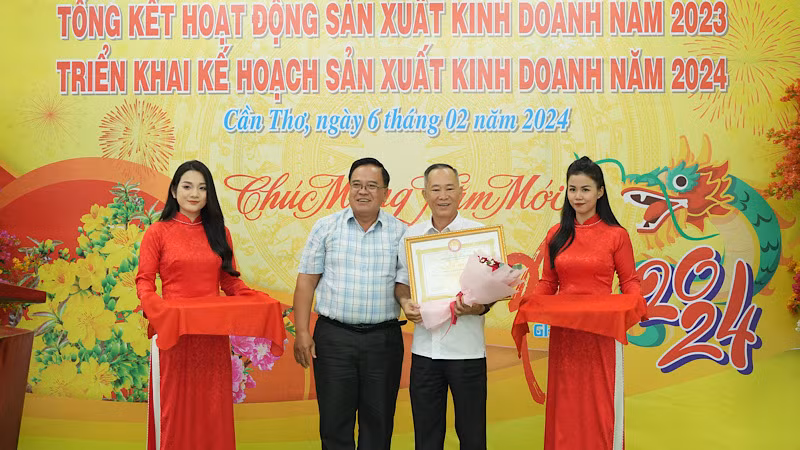 Trung ương Hội Khuyến học Việt Nam tăng bằng khen cho Công ty vì có nhiều đóng góp cho công tác khuyến học.