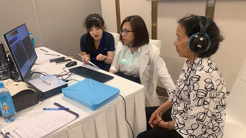 Người dân tham gia tầm soát hệ thống mạch máu cơ thể bằng phương pháp hiện đại để phòng ngừa đột quỵ.