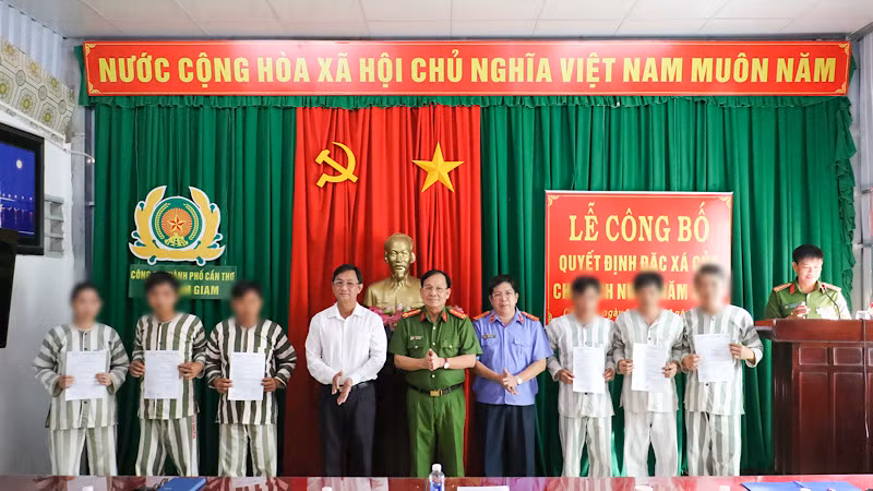 Các phạm nhân nhận quyết định tại lễ đặc xá 2024.