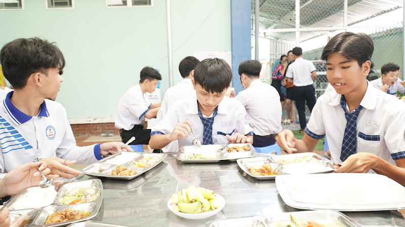 Thí sinh Trường trung học phổ thông Thới Lai ăn cơm trưa tại trường.
