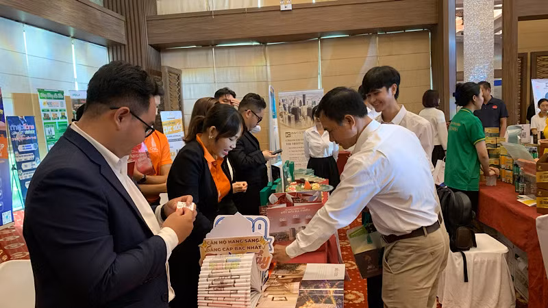 Các đại biểu tham quan các gian trưng bày sản phẩm tại Hội nghị.